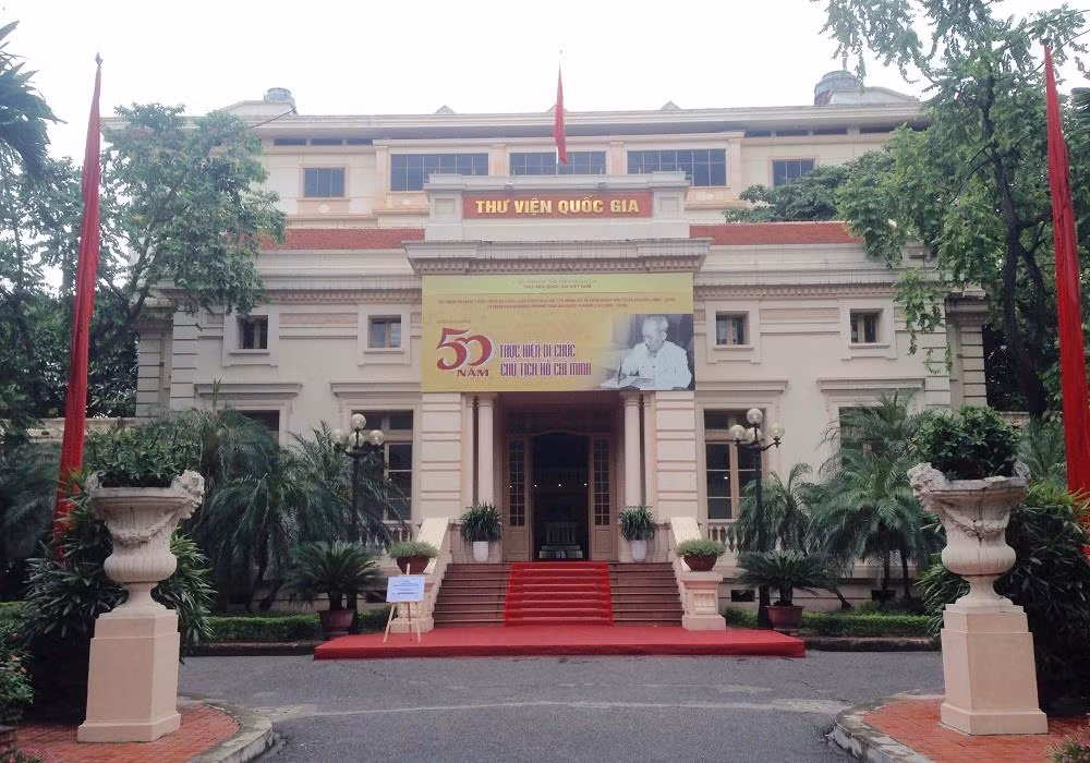 Thư viện quốc gia Việt Nam phục vụ bạn đọc làm thẻ từ thứ 2 đến thứ 7 ở địa chỉ số: 31 Tràng Thi - Hoàn Kiếm - Hà Nội và nhận thẻ sau 5 - 10 phút (Ảnh minh họa: Công Tiến).