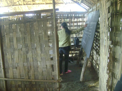 Vì mỗi thầy cô giáo tại đây phải dạy một lúc hai lớp nên giữa các lớp có cửa ngăn như thế này