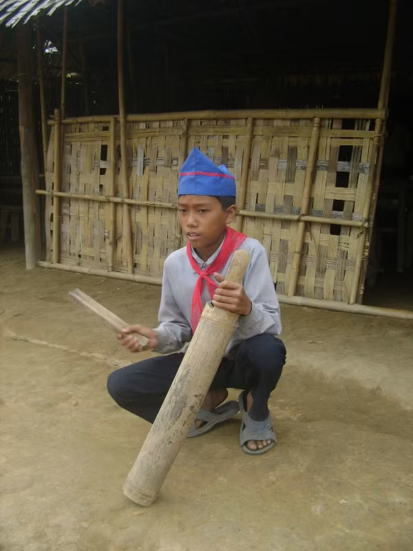 Chiếc mõ đi trâu được đưa ra làm trống tại điểm trường này