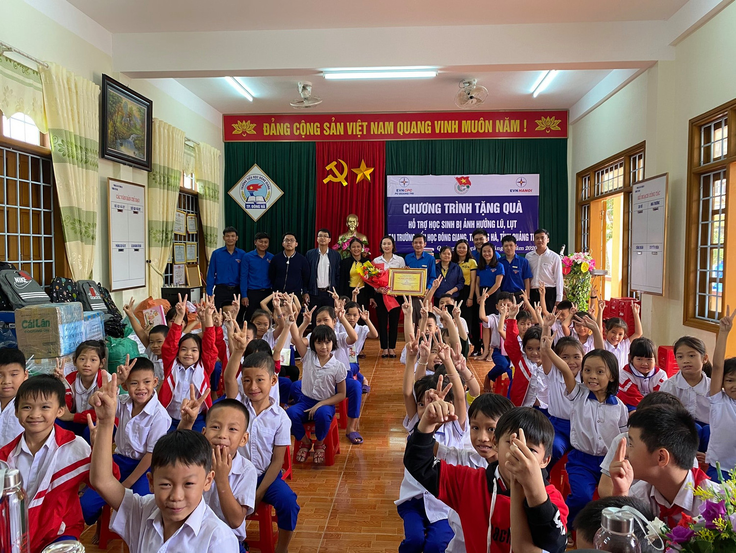 Hạnh phúc của các em học sinh vùng lũ khi nhận được sự sẻ chia. Ảnh: Trường Đông Giang