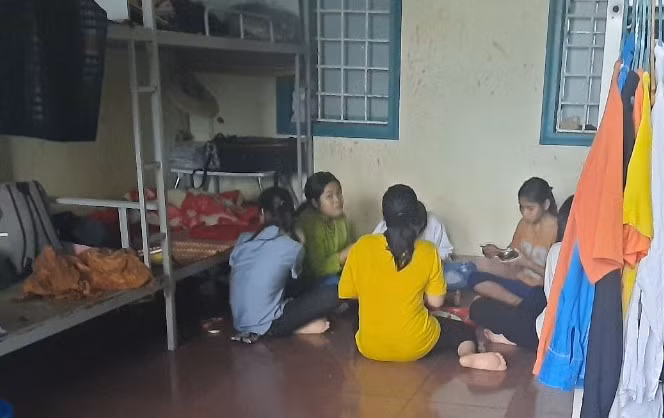 Bữa cơm mùa lũ của các em học sinh trường Đakrông.