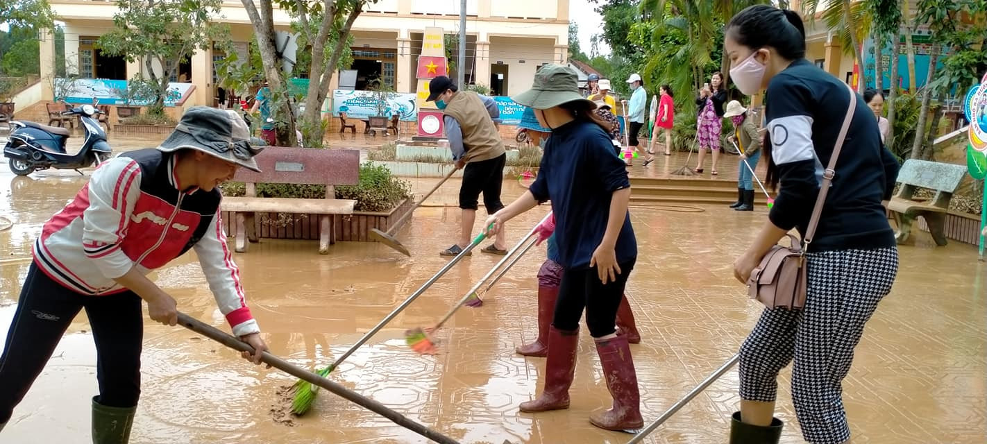 Sau lũ là hành trình don dẹp đầy vất vả của cô thầy. Ảnh: Trường Đông Giang