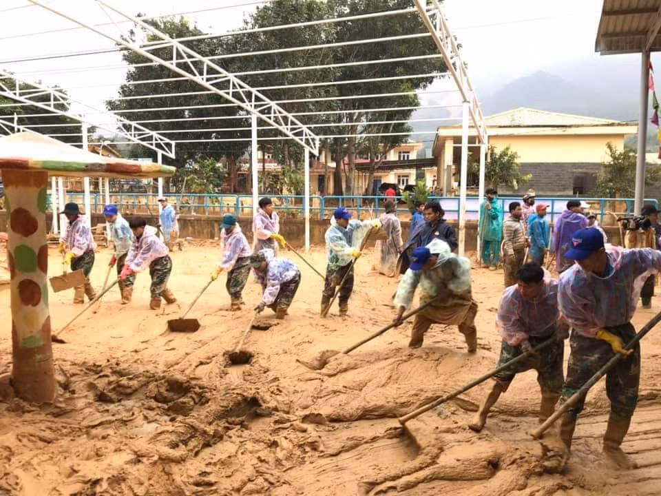 Chung tay quân dân đã góp phần đưa Hướng Việt trở lại cuộc sống thường nhật.