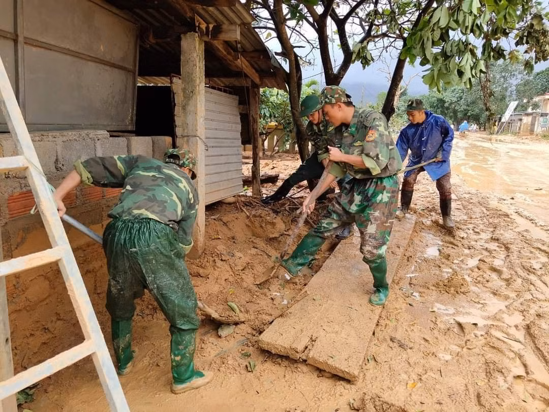 Áo xanh tình nguyện kết hợp với quân nhân.