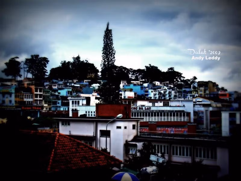 Đà Lạt bình minh, từ trên nhà cao tầng nhìn qua chợ Đà Lạt.