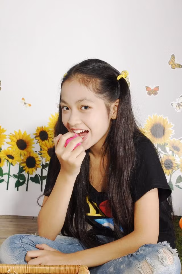 Cuốn sách yêu thích nhất của Hà Anh là truyện "Không Gia Đình" của nhà văn hào Pháp Hector Malot. <<Á KHÔI CĐ TÀI CHÍNH - HẢI QUAN ĐẸP LÃNG MẠN TRONG SẮC TÍM <<HOT GIRL CẨM TÚ ĐẸP LÃNG MẠN TRONG SẮC MÀU HOA CỎ <<NGỠ NGÀNG HOT GIRL CÓ VẺ ĐẸP GIỐNG CA SỸ BẢO THY <<NỮ SINH CĐ DU LỊCH ĐẸP DỊU DÀNG TRONG NẮNG THU