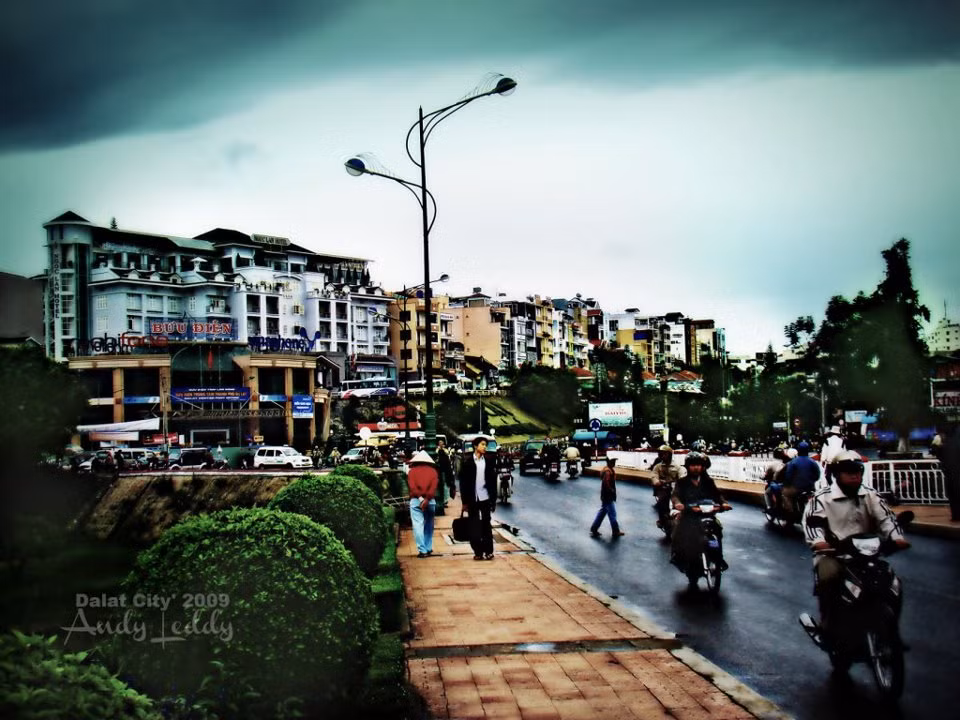 Một Đà Lạt mộng mị, xanh xao như những năm xưa hay mơ màng sương khói, những buổi chiều chiều với dòng xe cộ đi lại trong cái đẹp của thành phố.
