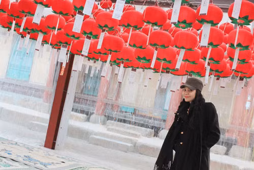 Trà Hằng khoe ảnh chụp với đèn lồng đỏ tại một ngôi chùa nổi tiếng tại Seoul Hàn Quốc. Trà Hằng khoe ảnh chụp với đèn lồng đỏ tại một ngôi chùa nổi tiếng tại Seoul Hàn Quốc.