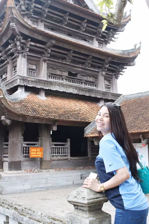 Cảnh chùa Keo (Thái Bình) thực sự làm cô thích thú vì sự cổ kính và thanh bình nơi này. Nhân lần đi học thanh nhạc ở Hà Nội, Trà Ngọc Hằng đã quyết định về chùa Keo vãn cảnh vì nghe tiếng chùa Keo là chùa cổ nổi tiếng của Thái Bình. Và cô thực sự bị thuyết phục bởi cảnh thanh bình nơi này... Cảnh chùa Keo (Thái Bình) thực sự làm cô thích thú vì sự cổ kính và thanh bình nơi này. Nhân lần đi học thanh nhạc ở Hà Nội, Trà Ngọc Hằng đã quyết định về chùa Keo vãn cảnh vì nghe tiếng chùa Keo là chùa cổ nổi tiếng của Thái Bình. Và cô thực sự bị thuyết phục bởi cảnh thanh bình nơi này...