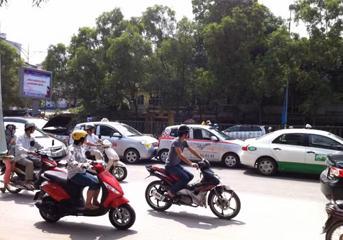 4 xe ô tô đâm nhau liên hoàn. Ảnh: Mai Đại Lục. 4 xe ô tô đâm nhau liên hoàn. Ảnh: Mai Đại Lục.