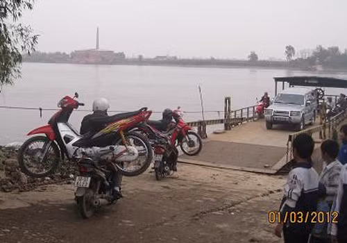 Dùng xe máy chở xe máy qua phà. Ảnh: Hai Long Dùng xe máy chở xe máy qua phà. Ảnh: Hai Long
