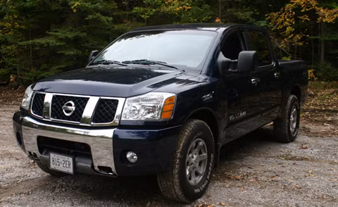 10. Nissan Titan Như là một đột phá đầu tiên của Nissan vào thị trường xe tải nửa tấn, Titan ra mắt tại Mỹ vào tháng 12/2003. Trong khi Chevy, Dodge, Ford những thương hiệu nổi nhất tại Mỹ đã ghi những con số bán ra đáng thất vọng, dưới 414.000 xe cho đến nay của Nissan Titan. Ảnh: Nissan Titan - mẫu xe thứ hai của Nissan nằm trong top 10 mẫu xe pick-up bán chạy tại Mỹ.