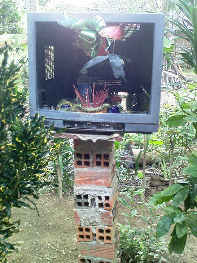 Bàn thờ hiện đại.