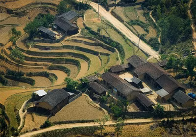 Những ngôi nhà dưới chân núi.