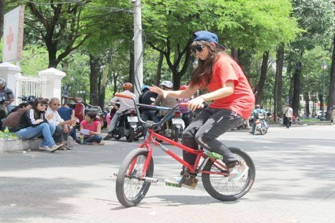 BMX đòi hỏi người chơi phải gan dạ, tự tin, chịu đau và thường xuyên tập luyện mới có thể biểu diễn những động tác khó như: Xoay vòng trên không 180 độ, chạy lùi, bốc đầu… Các động tác phải chính xác, nhạy cảm, tinh tế, nếu không sẽ rất dễ chấn thương.