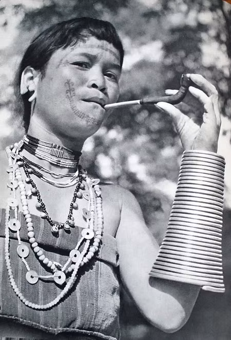 Phụ nữ thuộc một bộ tộc ở Lào.