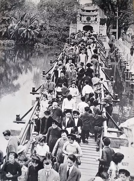 Bức ảnh này cho thấy có thời điểm hồ Hoàn Kiếm (Hà Nội) có tới hai chiếc cầu dẫn vào đền Ngọc Sơn. Cây cầu bên trái là cầu Thê Húc, cây cầu bên phải nhỏ hơn, được dựng sơ sài bằng các thân tre.