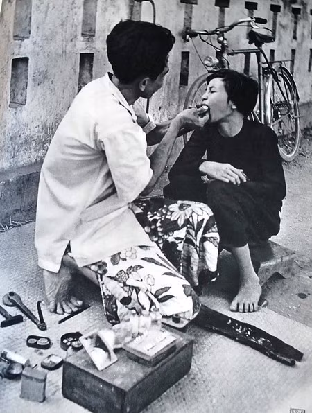 Dịch vụ cà trắng răng ngay trên vỉa hè.