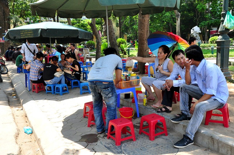 Khi trời nóng bức cũng là lúc những quán nước ven đường trở nên đắt khách.