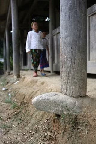Đất dưới chân các cột chống sau nhiều năm bị nước mưa xói có thể trượt đổ bất cứ lúc nào.