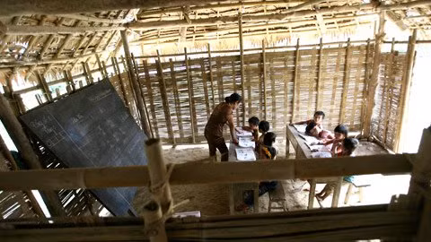 Do phòng học lớp 1 cũ đã sập nên các thầy cô giáo phải nhường chiếc lán nứa là nơi ở của giáo viên cho lớp học.