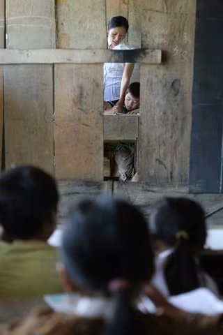 Học sinh lớp 4B dễ dàng nghe, nhìn cô giáo lớp 3B giảng bài.
