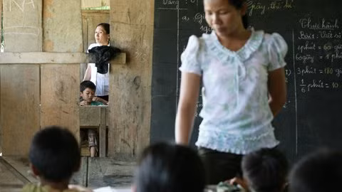 Vách ngăn giữa lớp 3B và lớp 4B đã thủng từ lâu.