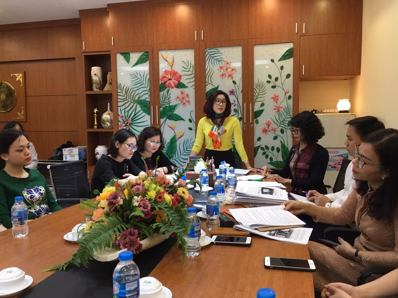 Ban giám hiệu Trường Tiểu học Kim Đồng và đại diện ban đại diện cha mẹ học sinh lớp, ban đại diện cha mẹ học sinh trường làm việc với phóng viên Báo điện tử Giáo dục Việt Nam. Ảnh: Vũ Phương.
