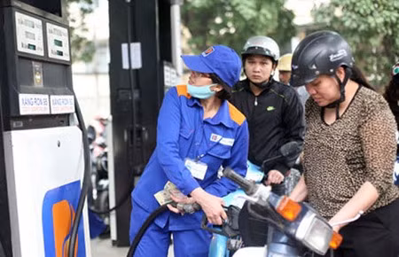 Xăng dầu đã giảm giá bán từ 18h chiều 9/4 (Ảnh minh họa, nguồn internet) Xăng dầu đã giảm giá bán từ 18h chiều 9/4 (Ảnh minh họa, nguồn internet)