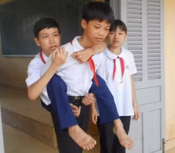 Hồi học cấp 1 hàng ngày Cẩm phải cõng Lai đến trường. Nhưng giờ Lai lớn hơn, Cẩm phải nhờ bạn Minh Tuấn gánh lấy việc này.