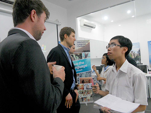 Học sinh Việt Nam học hỏi cách “chinh phục” ĐH Harvard từ các học viên cao học ĐH Harvard.
