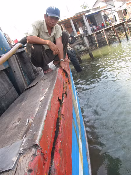 Ngư dân Trần Văn Quang bên chiếc tàu QNG 90917 bị tàu Trung Quốc đâm nứt toác. Ngư dân Trần Văn Quang bên chiếc tàu QNG 90917 bị tàu Trung Quốc đâm nứt toác.