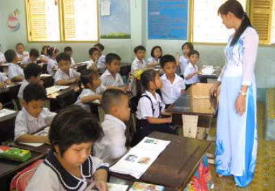 Vì còn nhiều khó khăn, nhiều HS lớp 1 sẽ không được học chương trình tiếng Anh như mong muốn ở học kỳ 2 này. Trong ảnh: Một tiết học của học sinh lớp 1 tại Trường Tiểu học Tân Quy, quận 7, TPHCM.