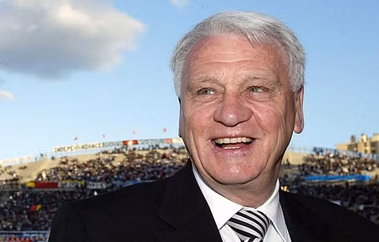2. Bobby Robson: Ông từng dẫn dắt khá nhiều đội bóng như Fulham, Ipswich Town, ĐT Anh, PSV Eindhoven (2 lần), Sporting CP, Porto, Barcelona hay Newcastle United. Là một trong những HLV xuất sắc của bóng đá thế giới nhưng Sir Bobby lại khá lập dị với những phát biểu chẳng giống ai như: “90 phút đầu tiên của trận đấu là quan trọng nhất” , hay “Sẽ có trận đấu mà ai đó sẽ ghi nhiều bàn thắng hơn ĐT Brazil nhưng họ sẽ vẫn là người thua cuộc”. 2. Bobby Robson: Ông từng dẫn dắt khá nhiều đội bóng như Fulham, Ipswich Town, ĐT Anh, PSV Eindhoven (2 lần), Sporting CP, Porto, Barcelona hay Newcastle United. Là một trong những HLV xuất sắc của bóng đá thế giới nhưng Sir Bobby lại khá lập dị với những phát biểu chẳng giống ai như: “90 phút đầu tiên của trận đấu là quan trọng nhất” , hay “Sẽ có trận đấu mà ai đó sẽ ghi nhiều bàn thắng hơn ĐT Brazil nhưng họ sẽ vẫn là người thua cuộc”.