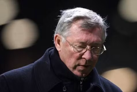 8. Alex Ferguson: Các đội bóng ông từng dẫn dắt: East Stirlingshire, St. Mirren, Aberdeen, ĐT Scotland và Manchester United. Là một trong những HLV hàng đầu thế giới nhưng Alex Ferguson đã khá nhiều lần phải nhận những án phạt do phản ứng gay gắt với các quyết định của trọng tài. Bên cạnh đó, nhà cầm quân người Scotland còn nổi tiếng với nhiều câu nói đáng chú ý như “Wenger chỉ là kẻ học việc mà thôi. Ông ta nên giữ những ý tưởng của mình để mà áp dụng ở bóng đá Nhật Bản”. Đó là những lời lẽ mà Ferguson dùng để chào đón Wenger đến với giải ngoại hạng Anh năm 1997. Hay “Tôi sẽ không bao giờ bán cho Real dù chỉ la một con virus”, đó là tuyên bố của Ferguson vào tháng 12/2008 sau khi Real đánh tiếng muốn có sự phục vụ của Cristian Ronaldo. Ngoài ra, ông còn nổi tiếng là một người rất nóng tính. 8. Alex Ferguson: Các đội bóng ông từng dẫn dắt: East Stirlingshire, St. Mirren, Aberdeen, ĐT Scotland và Manchester United. Là một trong những HLV hàng đầu thế giới nhưng Alex Ferguson đã khá nhiều lần phải nhận những án phạt do phản ứng gay gắt với các quyết định của trọng tài. Bên cạnh đó, nhà cầm quân người Scotland còn nổi tiếng với nhiều câu nói đáng chú ý như “Wenger chỉ là kẻ học việc mà thôi. Ông ta nên giữ những ý tưởng của mình để mà áp dụng ở bóng đá Nhật Bản”. Đó là những lời lẽ mà Ferguson dùng để chào đón Wenger đến với giải ngoại hạng Anh năm 1997. Hay “Tôi sẽ không bao giờ bán cho Real dù chỉ la một con virus”, đó là tuyên bố của Ferguson vào tháng 12/2008 sau khi Real đánh tiếng muốn có sự phục vụ của Cristian Ronaldo. Ngoài ra, ông còn nổi tiếng là một người rất nóng tính.
