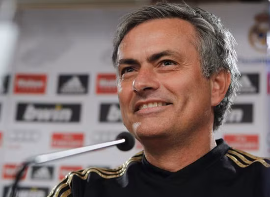 6. Jose Mourinho: Các đội bóng từng dẫn dắt: Benfica, U.D. Leiria, Porto, Chelsea, Inter và Real Madrid. Trong sự nghiệp cầm quân của mình đã không ít lần HLV người Bồ Đào Nha có những lời nói xấu những người đồng nghiệp và Arsene Wenger hay Alex Ferguson là 2 trong số những người đã phải gánh chịu. HLV Real Madrid cũng đã từng phát biểu rằng Barca chỉ là một “đội bóng nhỏ” , và cũng không ngạc nhiên khi người ta gọi ông là “Người đặc biệt” (biệt danh này do chính Mourinho đặt cho mình). 6. Jose Mourinho: Các đội bóng từng dẫn dắt: Benfica, U.D. Leiria, Porto, Chelsea, Inter và Real Madrid. Trong sự nghiệp cầm quân của mình đã không ít lần HLV người Bồ Đào Nha có những lời nói xấu những người đồng nghiệp và Arsene Wenger hay Alex Ferguson là 2 trong số những người đã phải gánh chịu. HLV Real Madrid cũng đã từng phát biểu rằng Barca chỉ là một “đội bóng nhỏ” , và cũng không ngạc nhiên khi người ta gọi ông là “Người đặc biệt” (biệt danh này do chính Mourinho đặt cho mình).