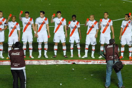 Bóng đá là môn thể thao được ưa chuộng nhất tại Argentina, cũng chính vì vậy mà tổ trọng tài, các cầu thủ muốn dùng ảnh hưởng của mình để nâng cao nhận thức của CĐV về bạo lực gia đình…