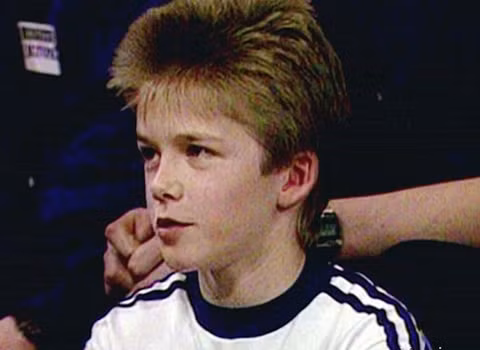 Òa, phong độ chưa? Bạn có nhận ra là ai không? Chính là David Beckham đó, đúng là đẹp trai và phong độ từ bé.