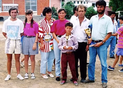 Bức ảnh trên chính là C. Ronaldo đó. Còn đây là hình ảnh CR7 trong lần nhận chiếc Cup đầu tiên.