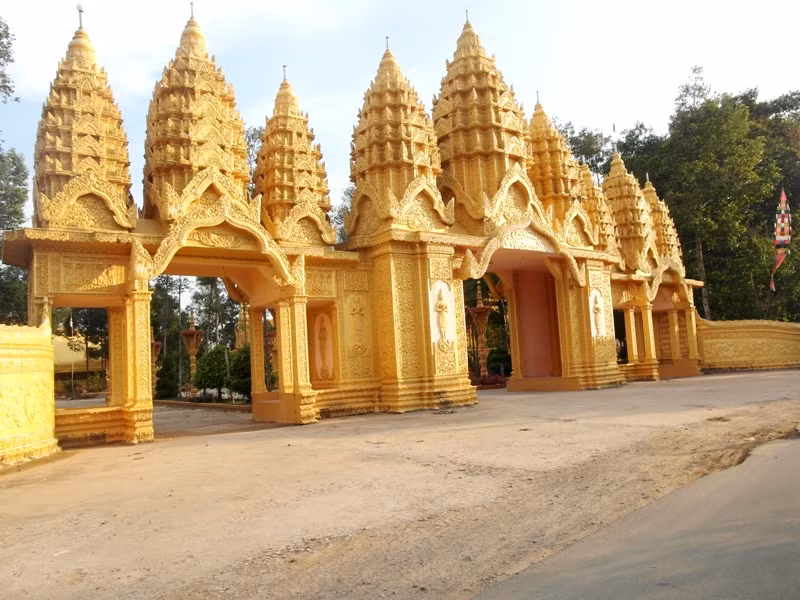 Cổng ngôi chùa Vàm Ray tại xã Hàm Giang, huyện Trà Cú, tỉnh Trà Vinh do ông Trầm Bê bỏ tiền xây dựng. Ảnh: Dương Cầm