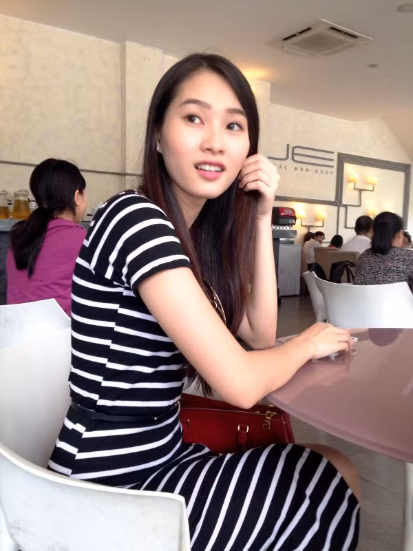Trông đương kim hoa hậu như một nữ sinh.