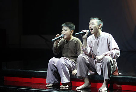 Giọng ca nhí Vũ Song Vũ (phải) và Tiến Quang. Giọng ca nhí Vũ Song Vũ (phải) và Tiến Quang.