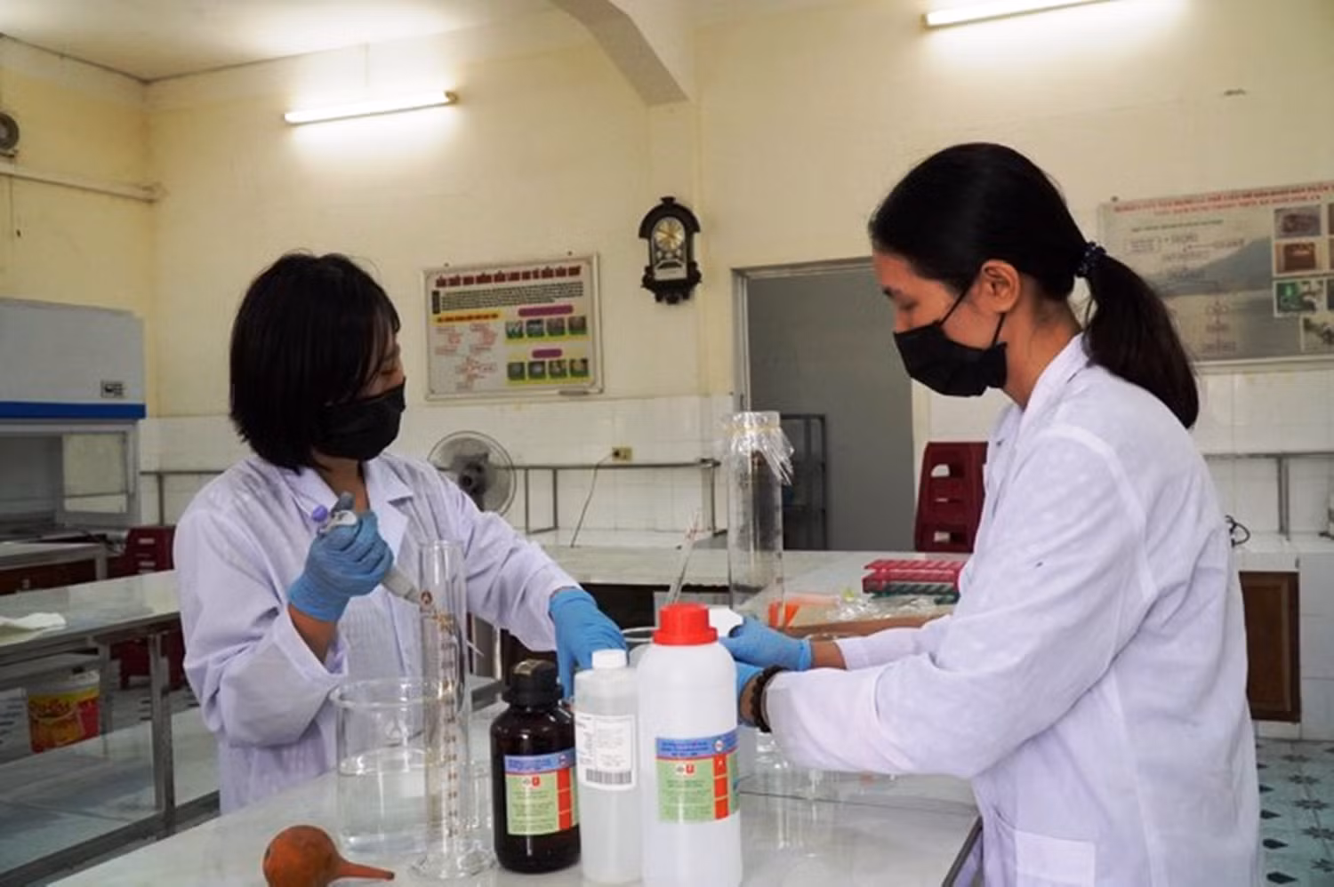 Những giảng viên khoa Hóa - Trường Đại học Bách khoa Đà Nẵng đã điều chế thành công nước sát khuẩn chống dịch Corona. Ảnh: AN Những giảng viên khoa Hóa - Trường Đại học Bách khoa Đà Nẵng đã điều chế thành công nước sát khuẩn chống dịch Corona. Ảnh: AN