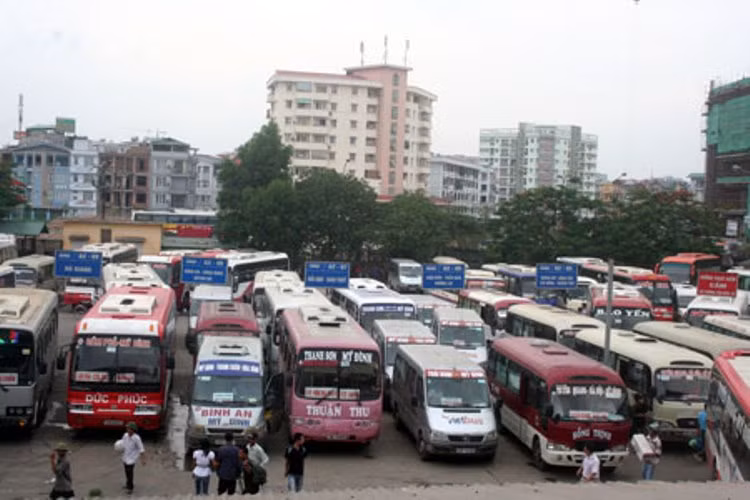 Bộ GTVT vừa đưa ra Thông tư quy định từ 1/10 với nội dung cấm cải tạo các phương tiện khác thành ô tô trở khách. Theo đó, Bộ GTVT quy định không được cải tạo ô tô chuyên dùng nhập khẩu trong thời gian 5 năm và ô tô tải đông lạnh nhập khẩu trong thời gian 3 năm, kể từ ngày được cấp biển số đăng ký, không được cải tạo ô tô chở người thành ô tô tải các loại, trừ trường hợp cải tạo ô tô chở người từ 16 chỗ trở xuống (kể cả chỗ người lái) thành ô tô tải VAN, không được cải tạo ô tô đầu kéo thành ô tô tải (trừ ô tô tải chuyên dùng). Bộ GTVT vừa đưa ra Thông tư quy định từ 1/10 với nội dung cấm cải tạo các phương tiện khác thành ô tô trở khách. Theo đó, Bộ GTVT quy định không được cải tạo ô tô chuyên dùng nhập khẩu trong thời gian 5 năm và ô tô tải đông lạnh nhập khẩu trong thời gian 3 năm, kể từ ngày được cấp biển số đăng ký, không được cải tạo ô tô chở người thành ô tô tải các loại, trừ trường hợp cải tạo ô tô chở người từ 16 chỗ trở xuống (kể cả chỗ người lái) thành ô tô tải VAN, không được cải tạo ô tô đầu kéo thành ô tô tải (trừ ô tô tải chuyên dùng).