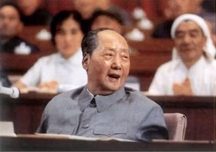 Theo Tân Hoa Xã, năm 1974 Mao Trạch Đông, Chu Ân Lai, Diệp Kiếm Anh, Đặng Tiểu Bình đã nhóm họp bàn mưu đánh chiếm quần đảo Hoàng Sa của Việt Nam mà hiện nay giới truyền thông nhà nước Trung Quốc vẫn đang bóp méo sự thật lịch sử với tên gọi “cuộc chiến phản kích tự vệ trên biển”?! Lúc này Mao Trạch Đông đã 81 tuổi, ông ta cũng tự thấy sức khỏe yếu hơn trước nhưng theo Tân Hoa Xã, đầu óc vẫn còn tỉnh táo và chính Mao Trạch Đông là người ra quyết định đánh chiếm quần đảo Hoàng Sa. Theo Tân Hoa Xã, năm 1974 Mao Trạch Đông, Chu Ân Lai, Diệp Kiếm Anh, Đặng Tiểu Bình đã nhóm họp bàn mưu đánh chiếm quần đảo Hoàng Sa của Việt Nam mà hiện nay giới truyền thông nhà nước Trung Quốc vẫn đang bóp méo sự thật lịch sử với tên gọi “cuộc chiến phản kích tự vệ trên biển”?! Lúc này Mao Trạch Đông đã 81 tuổi, ông ta cũng tự thấy sức khỏe yếu hơn trước nhưng theo Tân Hoa Xã, đầu óc vẫn còn tỉnh táo và chính Mao Trạch Đông là người ra quyết định đánh chiếm quần đảo Hoàng Sa.