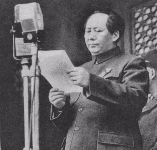 Mao Trạch Đông phê vào bản báo cáo của Chu Ân Lai, Diệp Kiếm Anh: “Đồng ý!”, đồng thời nói thêm, “trận này không thể không đánh”. Mao Trạch Đông giao cho Diệp Kiếm Anh và Đặng Tiểu Bình trực tiếp chỉ huy quân Trung Quốc đánh chiếm quần đảo Hoàng Sa. Thời điểm này Đặng Tiểu Bình mới được phục chức sau 7 năm đi "cải tạo" đã lập tức bắt tay vào chỉ huy đánh chiếm Hoàng Sa. 10 giờ 25 phút sáng 19/1 quân Trung Quốc nổ súng đánh chiếm quần đảo Hoàng Sa. 11 giờ 32 phút cùng ngày, quân Trung Quốc tăng viện và bắn chìm chiến hạm hải quân miền nam Việt Nam. Mao Trạch Đông phê vào bản báo cáo của Chu Ân Lai, Diệp Kiếm Anh: “Đồng ý!”, đồng thời nói thêm, “trận này không thể không đánh”. Mao Trạch Đông giao cho Diệp Kiếm Anh và Đặng Tiểu Bình trực tiếp chỉ huy quân Trung Quốc đánh chiếm quần đảo Hoàng Sa. Thời điểm này Đặng Tiểu Bình mới được phục chức sau 7 năm đi "cải tạo" đã lập tức bắt tay vào chỉ huy đánh chiếm Hoàng Sa. 10 giờ 25 phút sáng 19/1 quân Trung Quốc nổ súng đánh chiếm quần đảo Hoàng Sa. 11 giờ 32 phút cùng ngày, quân Trung Quốc tăng viện và bắn chìm chiến hạm hải quân miền nam Việt Nam.