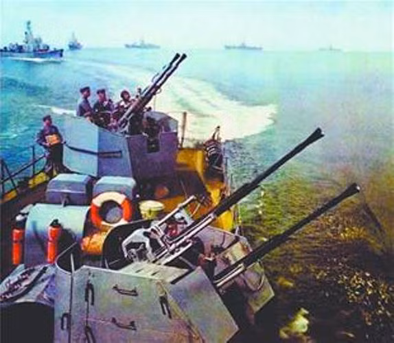 Trước âm mưu của Bắc Kinh xâm chiếm quần đảo Hoàng Sa ngày càng lộ rõ, theo tài liệu tuyên truyền của Tân Hoa Xã, ngày 15/1/1974 chính thể miền nam Việt Nam lúc đó đã phái 3 tàu khu trục và một tàu hộ vệ ra nhóm đảo Lưỡi Liềm (gồm Trăng Khuyết và Nguyệt Thiềm) mà phía Trung Quốc gọi là Vĩnh Lạc thuộc quần đảo Hoàng Sa để tăng cường phòng thủ và dội pháo vào đảo Hữu Nhật (phía Trung Quốc gọi là Cam Tuyền), nơi phía Trung Quốc vừa cắm trộm cờ. Trước âm mưu của Bắc Kinh xâm chiếm quần đảo Hoàng Sa ngày càng lộ rõ, theo tài liệu tuyên truyền của Tân Hoa Xã, ngày 15/1/1974 chính thể miền nam Việt Nam lúc đó đã phái 3 tàu khu trục và một tàu hộ vệ ra nhóm đảo Lưỡi Liềm (gồm Trăng Khuyết và Nguyệt Thiềm) mà phía Trung Quốc gọi là Vĩnh Lạc thuộc quần đảo Hoàng Sa để tăng cường phòng thủ và dội pháo vào đảo Hữu Nhật (phía Trung Quốc gọi là Cam Tuyền), nơi phía Trung Quốc vừa cắm trộm cờ.