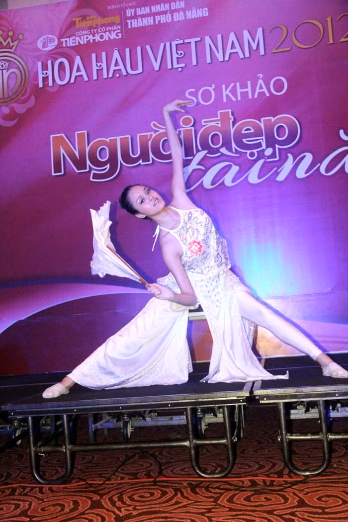 Đỗ Hoàng Anh múa Giấc mơ trưa. Đỗ Hoàng Anh múa Giấc mơ trưa.