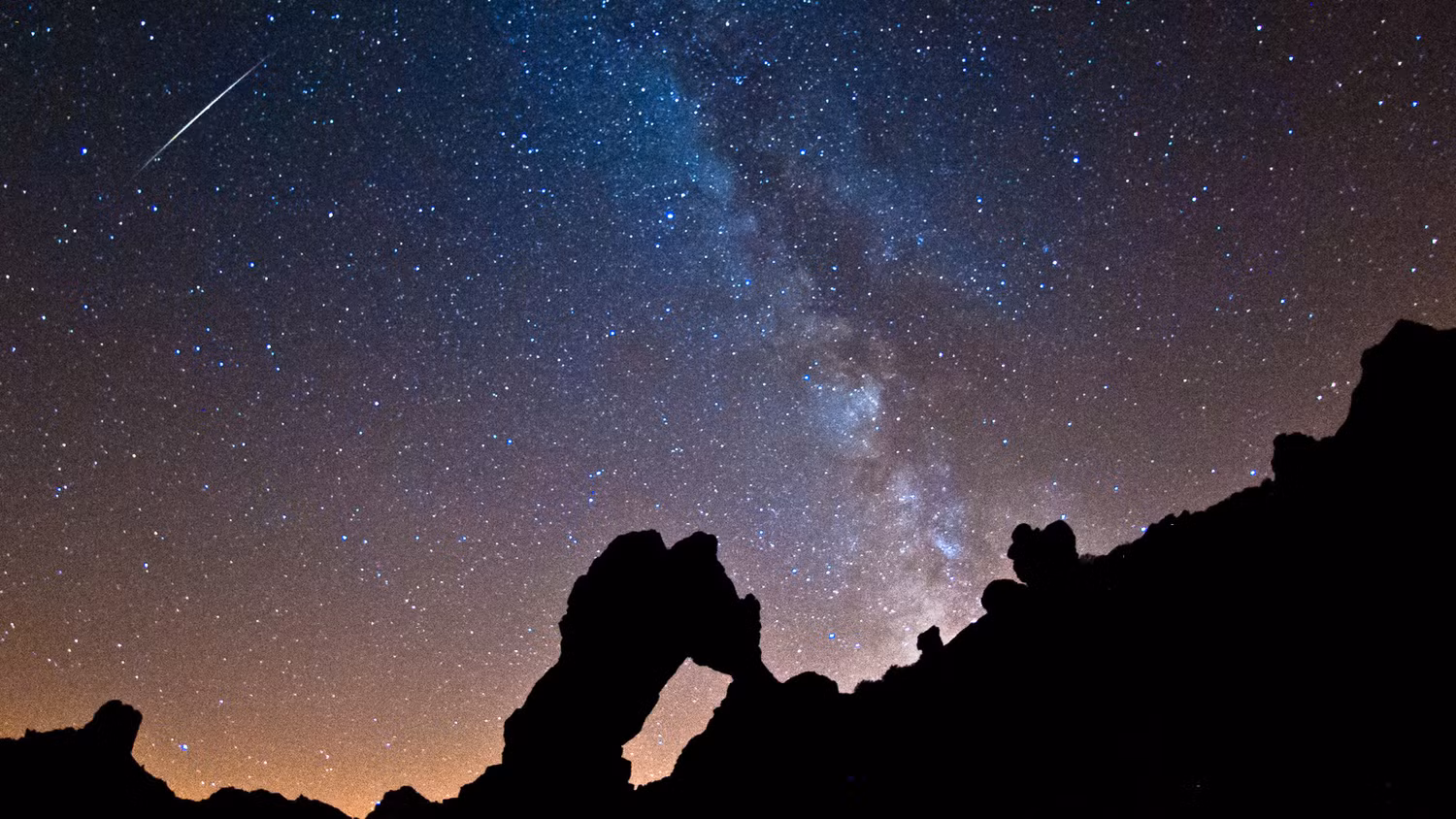 Mưa sao băng Perseid tuyệt đẹp trên bầu trời đêm tại Vườn quốc gia Tiede, đảo Canary, Tây Ban Nha. Mưa sao băng Perseid tuyệt đẹp trên bầu trời đêm tại Vườn quốc gia Tiede, đảo Canary, Tây Ban Nha.