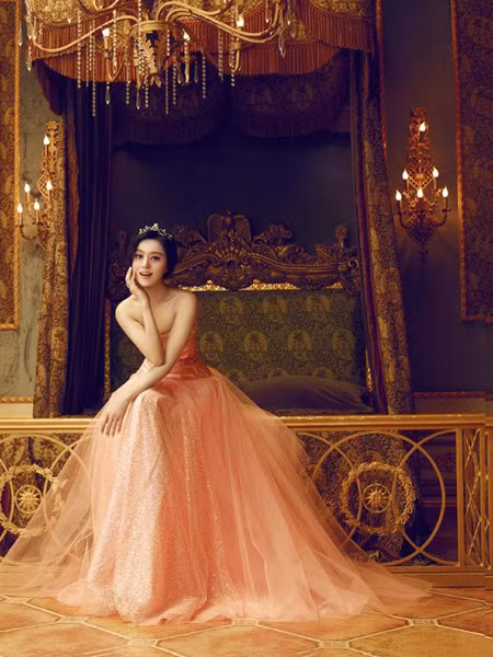 Sắc pastel hồng cam làm cô dâu trở nên duyên dáng như một nàng công chúa. Sắc pastel hồng cam làm cô dâu trở nên duyên dáng như một nàng công chúa.